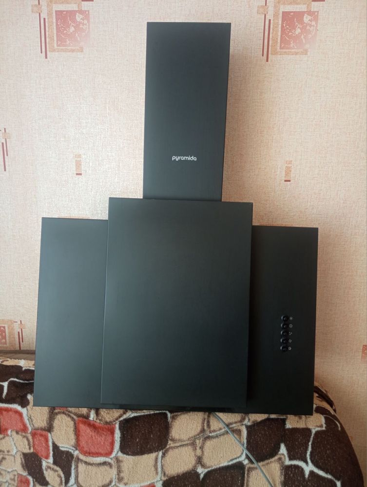 Продам Витяжку PYRAMIDA KZ 60 BL