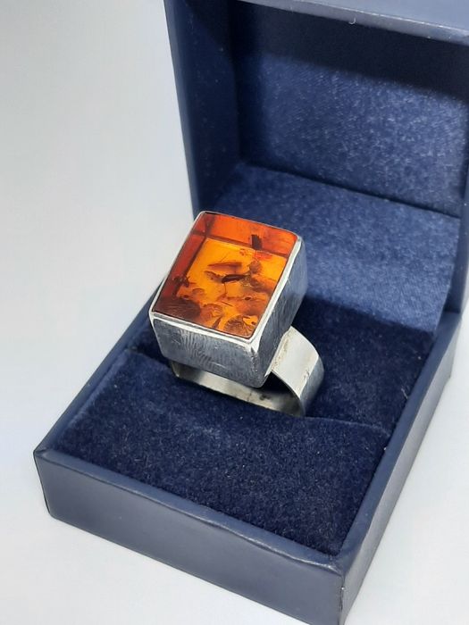 Pierścionek ze srebra, srebro 925 z bursztynem