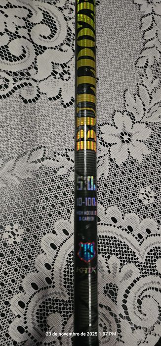 2 canas de pesca e um carreto