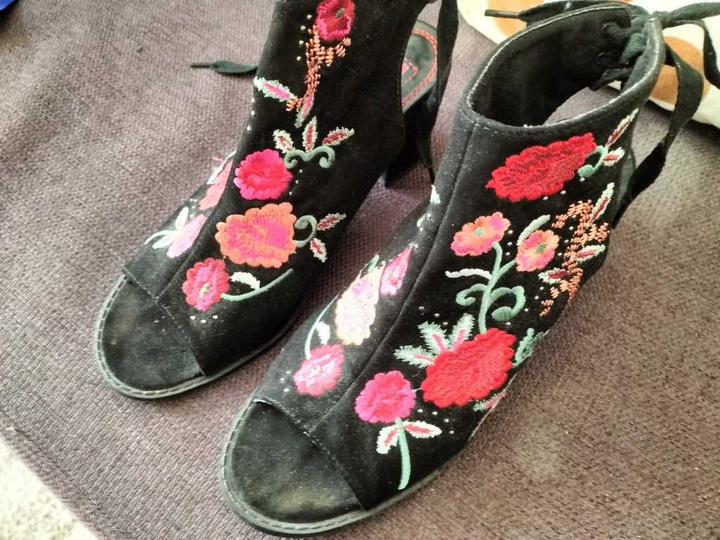 Wyjątkowe buty haftowane w kwiaty 38