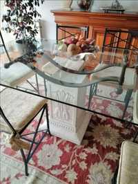 Mesa de jantar com pé pedra e tampo vidro