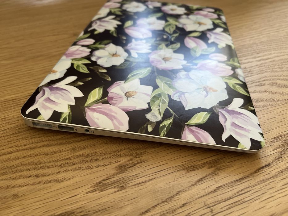 Macbook air 11 i5 8GB RAM 128GB SSD