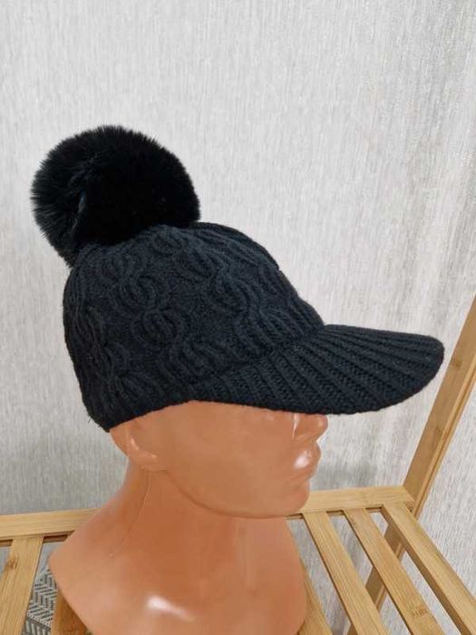 Nowa sweterkowa czapka z daszkiem zimowa kaszkiet pompon