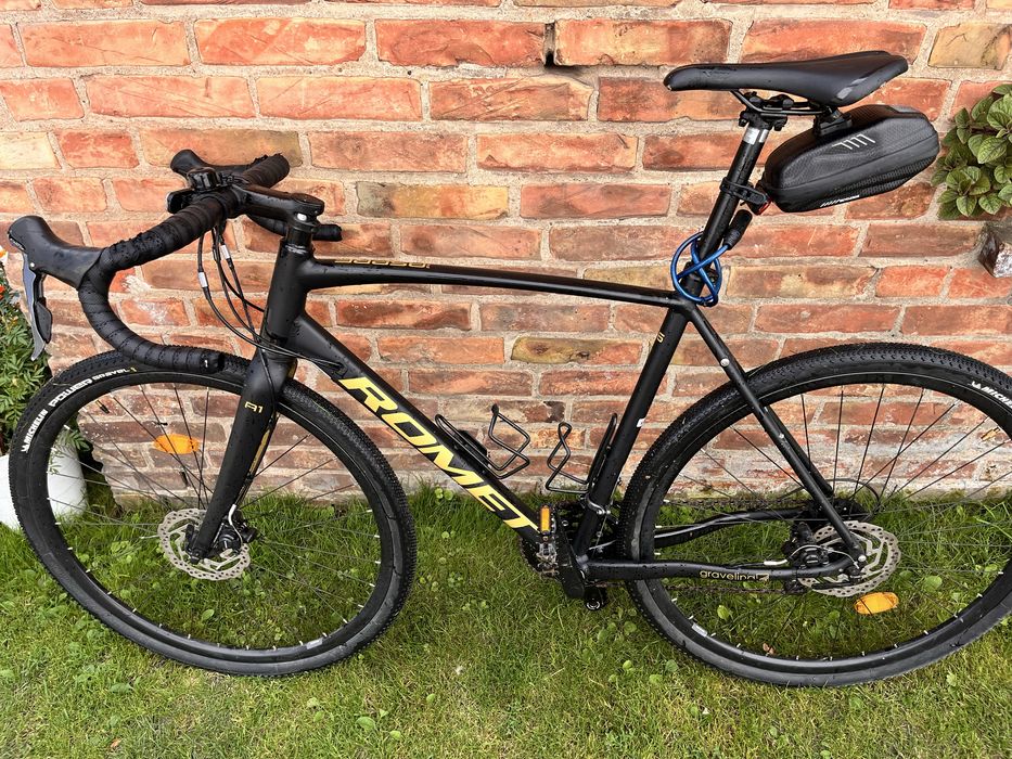 Rower gravel Romet Aspre 1 (A1) w kolorze czarno–złotym