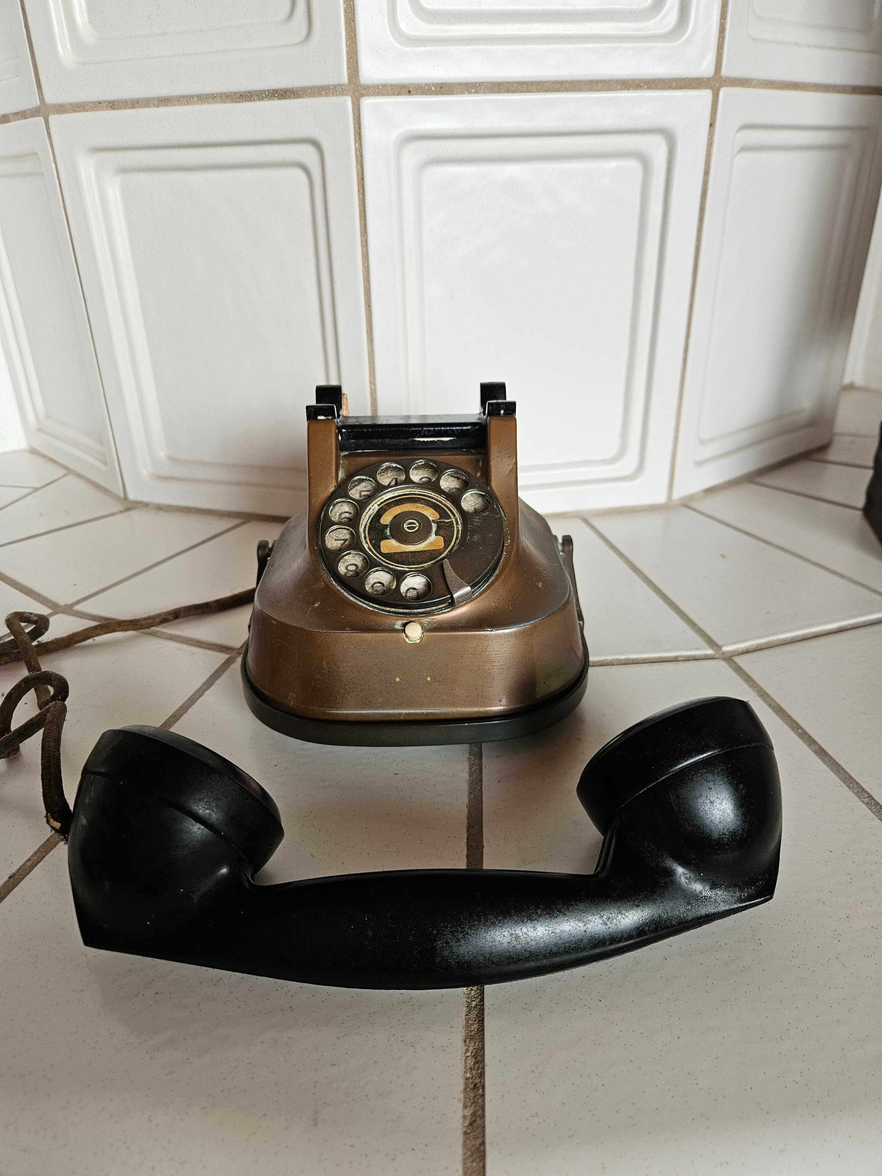 Stary telefon tarczowy z miedzianą obudową z 1956 r