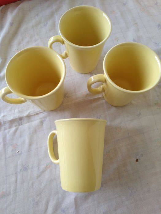 Conjunto de 4 canecas amarelas