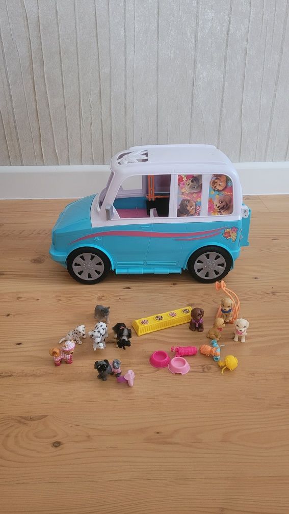 Wakacyjne auto Barbie pieski