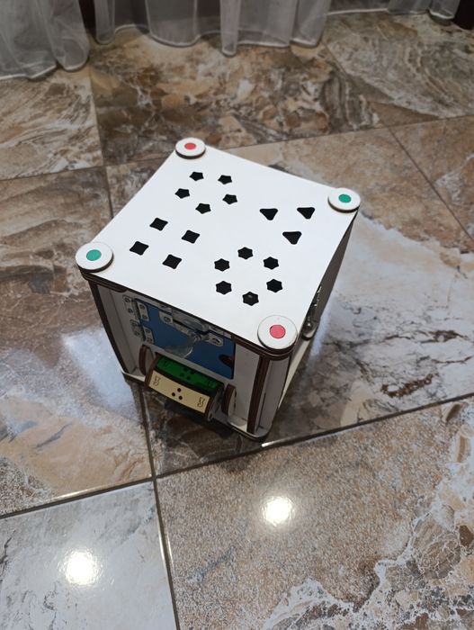 Бізікуб із дерева.