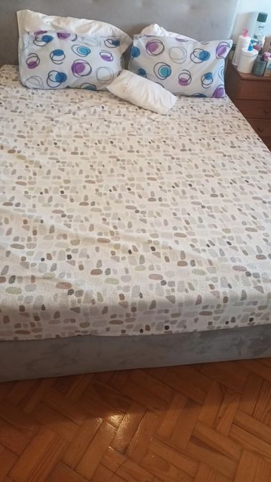 Cama de casal e colchão