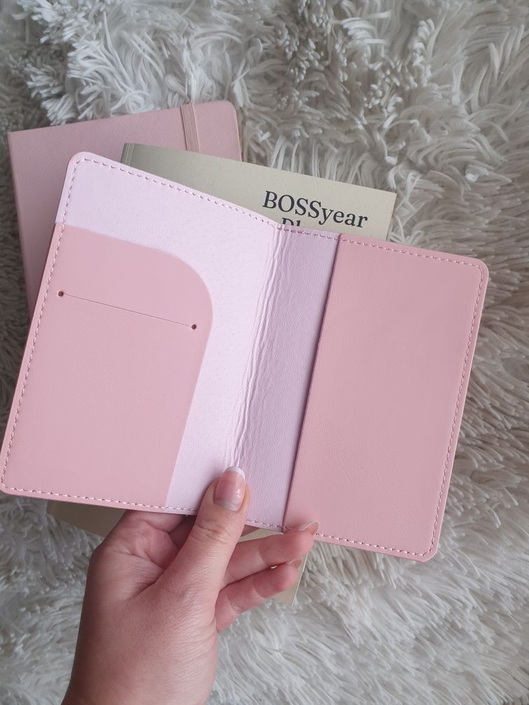 Etui na paszport okładka skóra pastelowe kolory różowe niebieskie