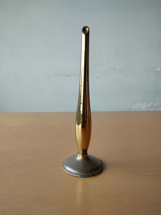 Jarra vintage dourada para uma flor.