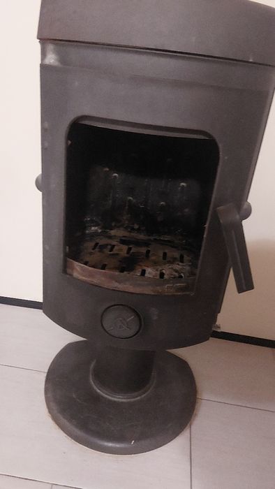 Piec żeliwny piec kominkowy koza invicta kominek z szybą na nodze