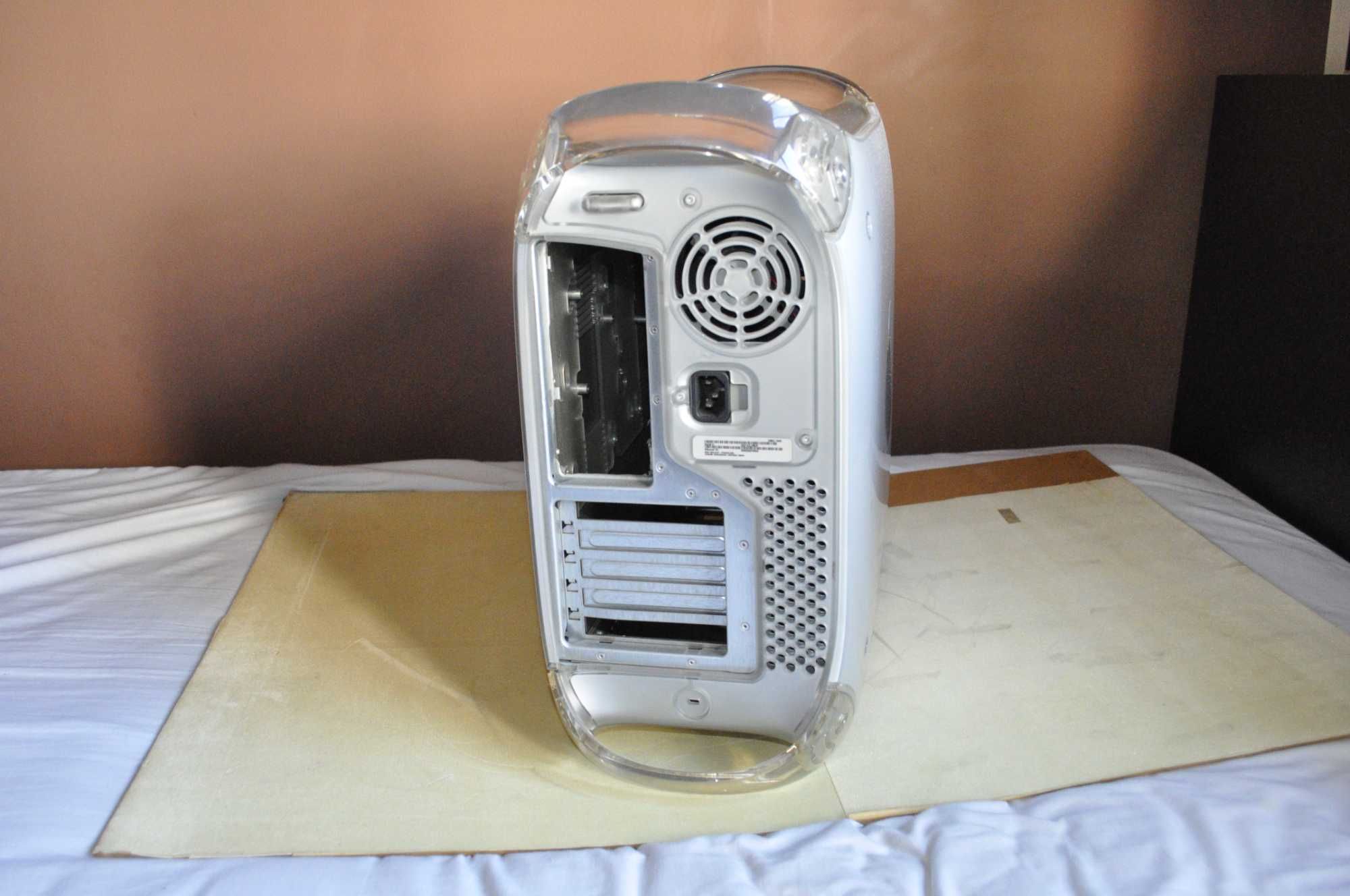 Caixa de Apple Power Mac G4 Quicksilver com fonte de alimentação