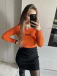 Pomarańczowe body prążkowane z napisem babe