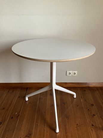 okrągły biały stół