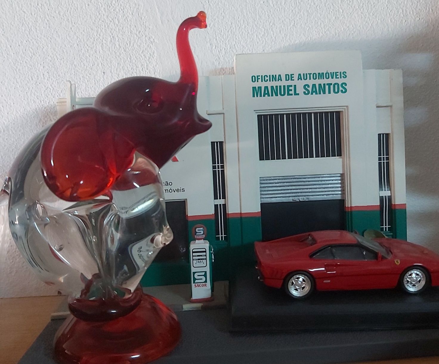Ferrari e elefante vermelhos