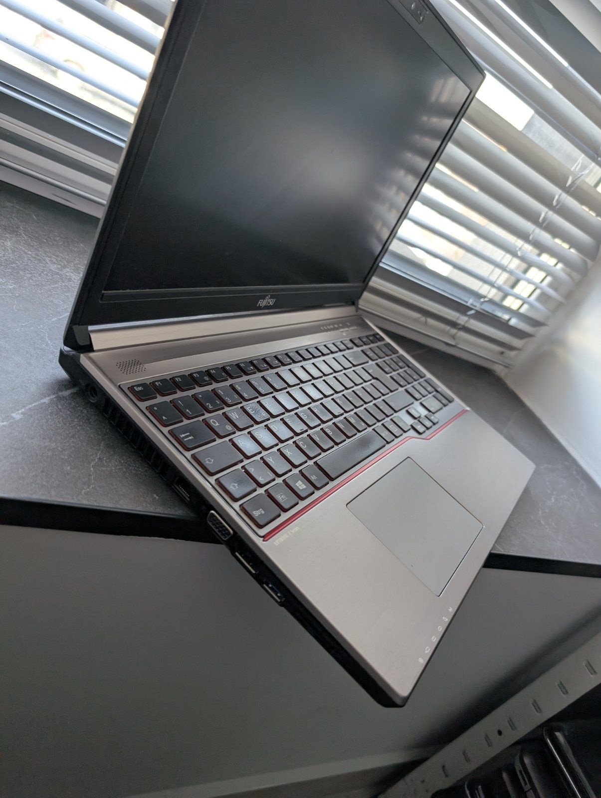 Fujitsu LIFEBOOK E756: Ваш надійний партнер у бізнесі та навчанні