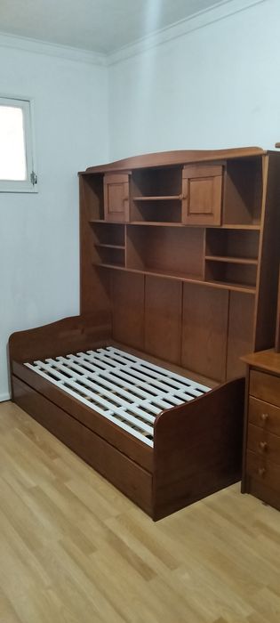 Estúdio com cama dupla e hacke madeira bruta