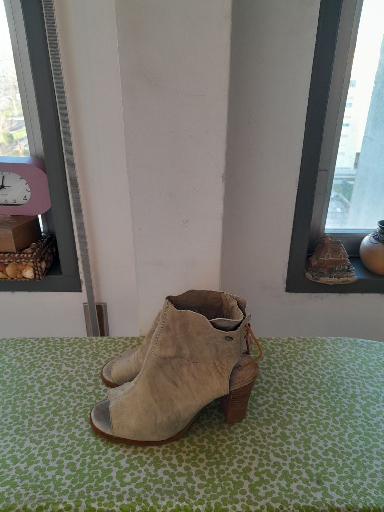 Vendo Sandálias de Senhora muito bonitas como novas