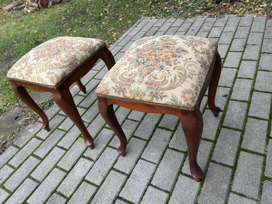 Stołki tapicerowane w stylu ludwikowskim – komplet 2 sztuki