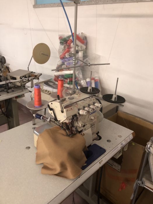 Maquina de corti cose de duas agulhas a ar