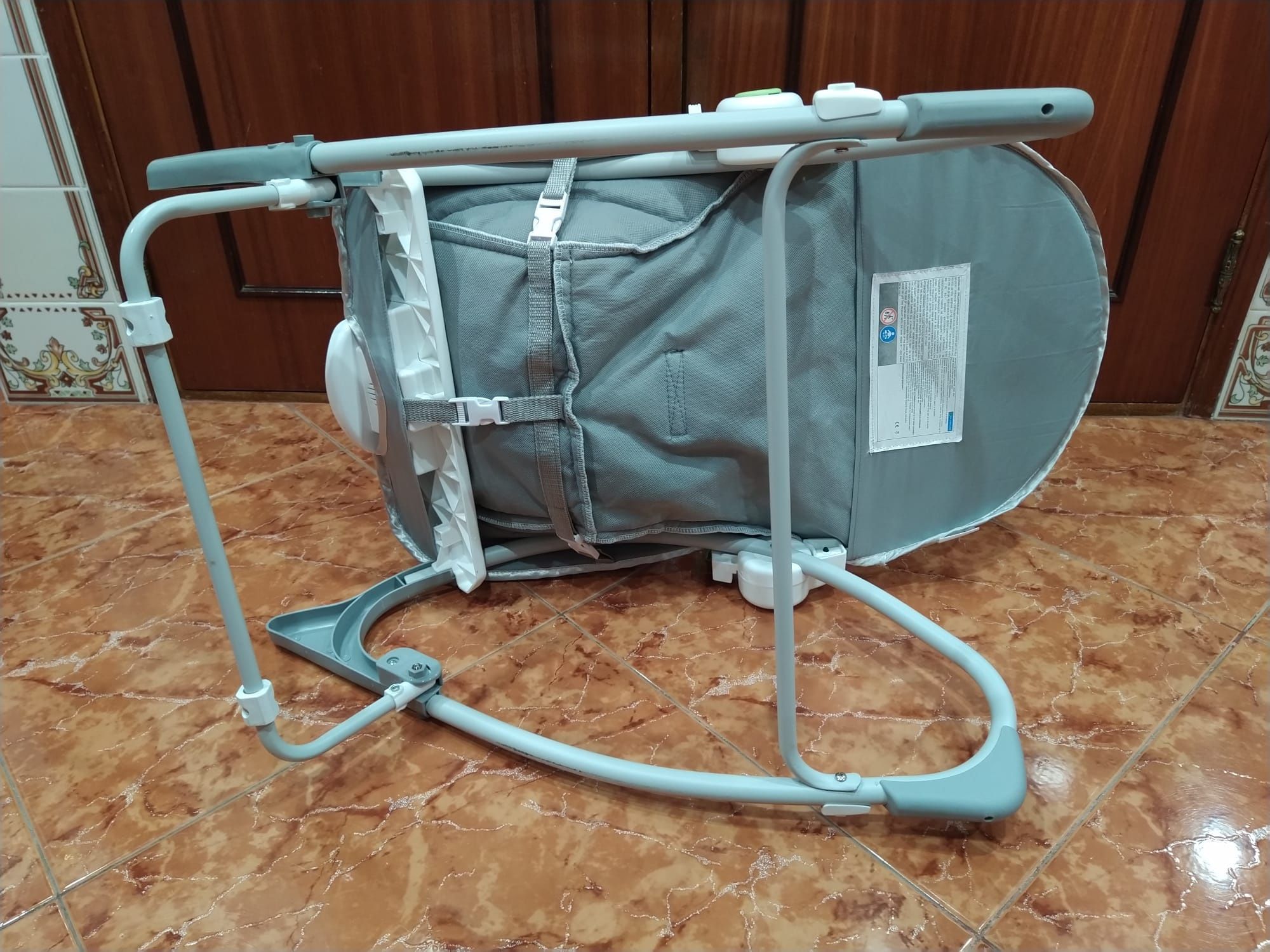 Espreguiçadeira e cadeira com atividades e música para bebé casa.
