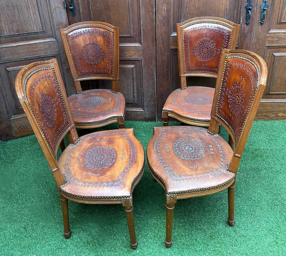 Cadeiras de sala em madeira maciça e couro, em bom estado