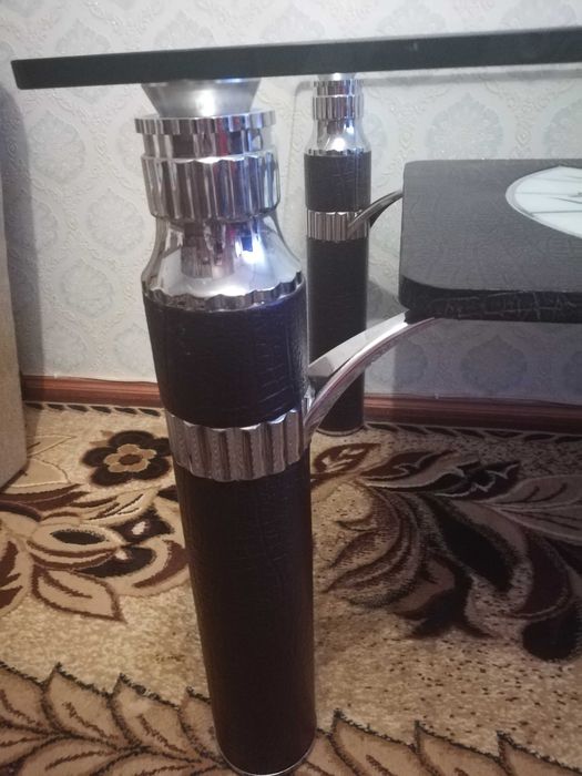 Скляний обідній стіл