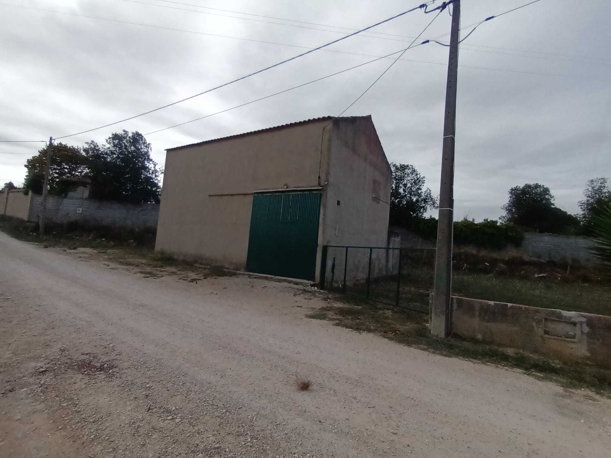 Armazém/Garagem no Casal Avarela