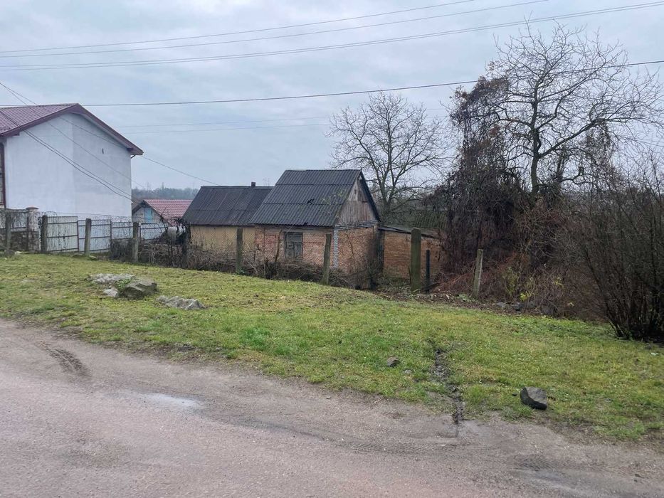 Земельна ділянка по вул. Свободи з будинком під реконструкцію