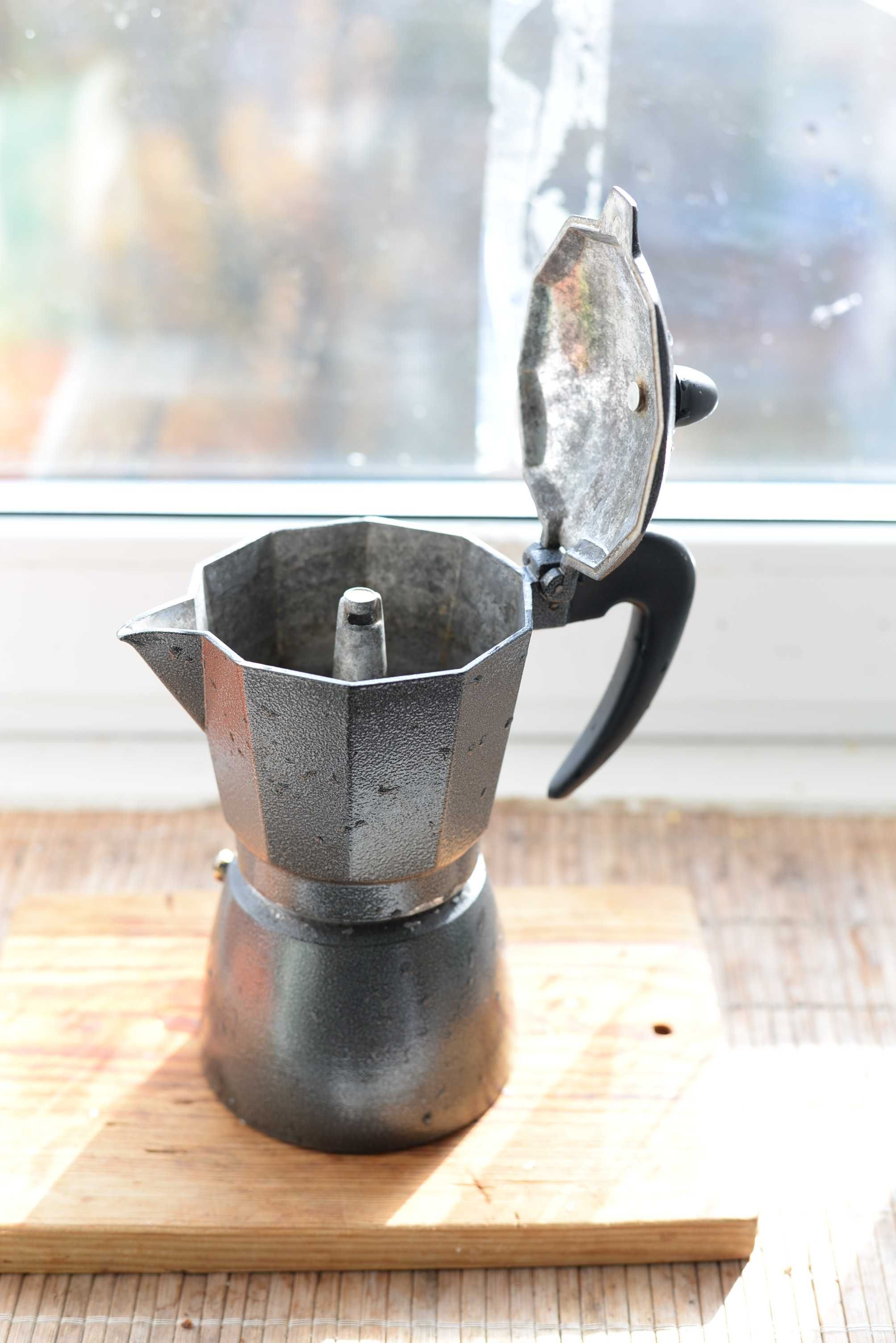 Кофеварка гейзерная алюминивая ,  обьем 300 мл. бу