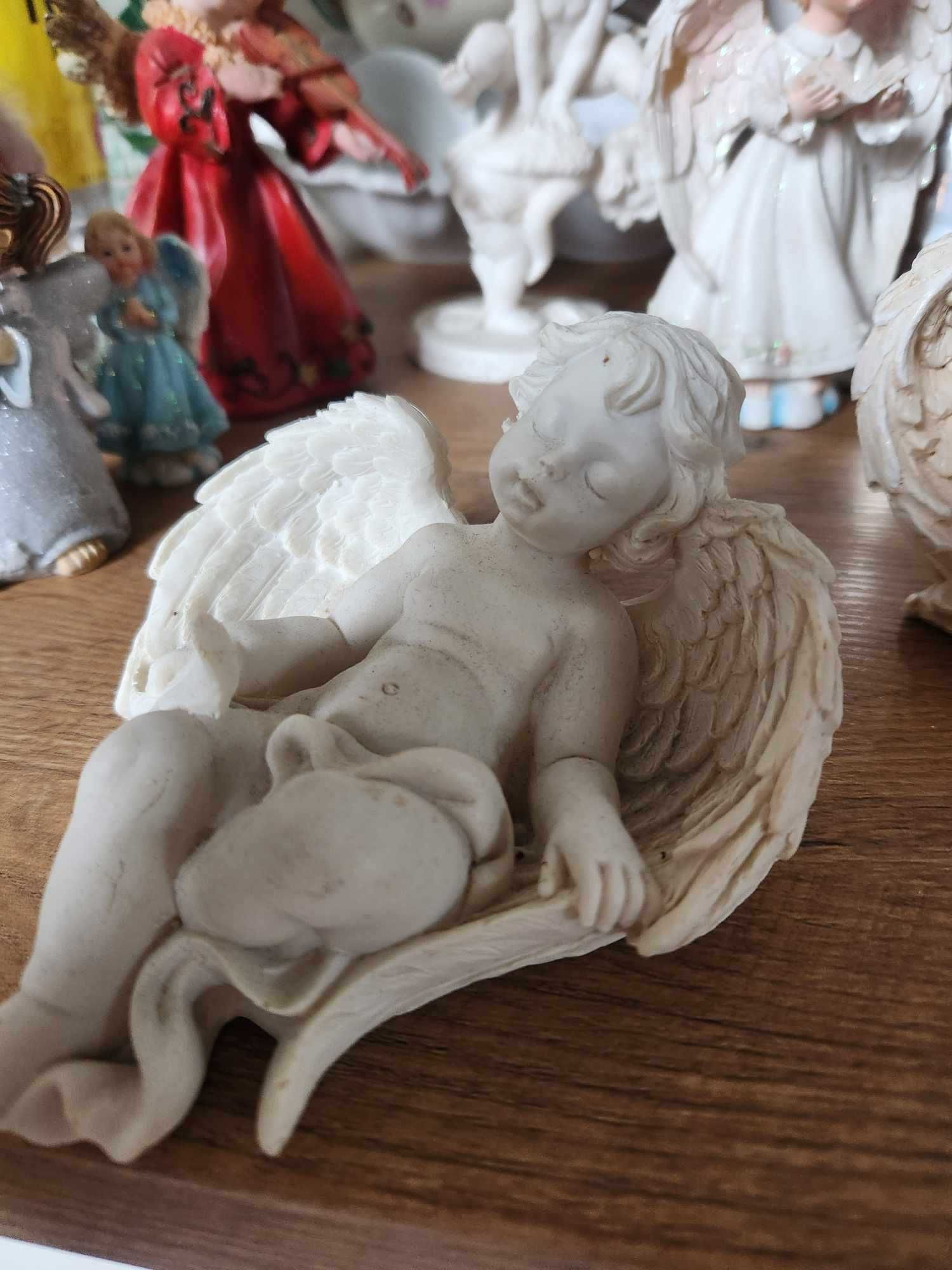 figurka śpiący anioł pierrot.pl o wym. 13x14x7 cm