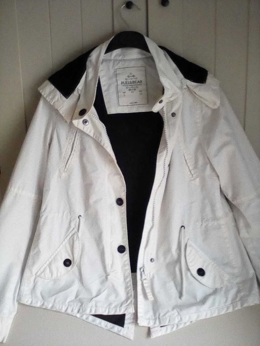 Casaco branco para a chuva da Pull & Bear