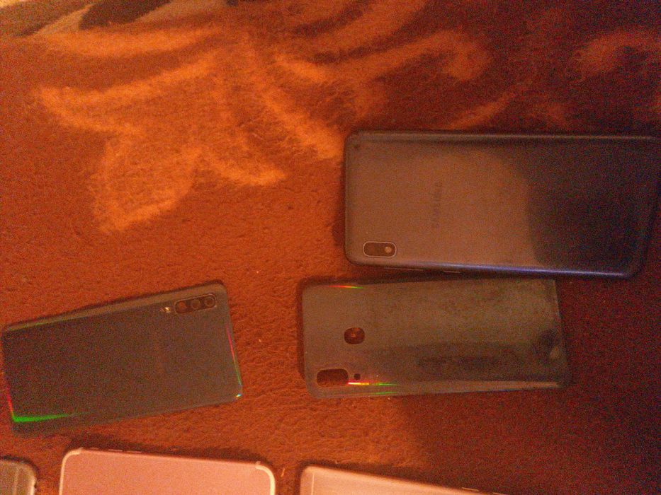 Telemóveis e um Tablet ler descrição