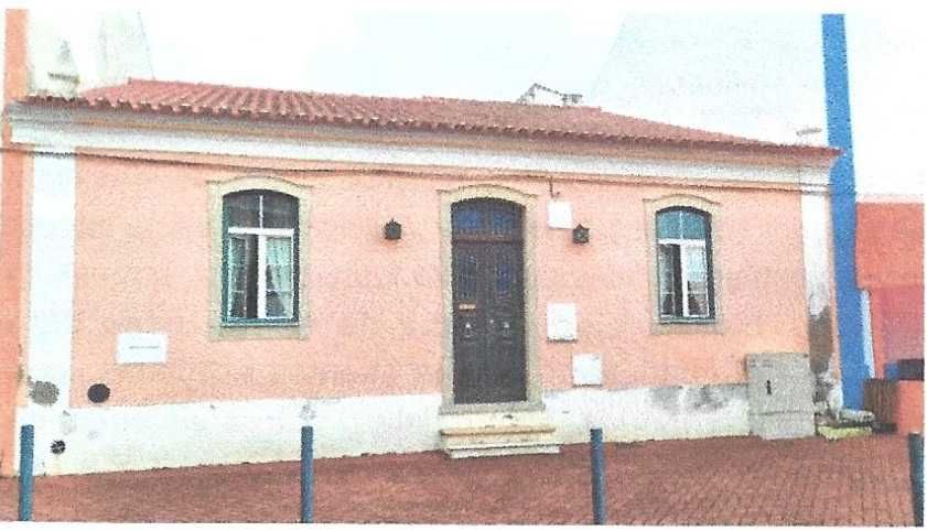 Moradia T3, geminada, centro da vila, c/ Quintal para habitação.