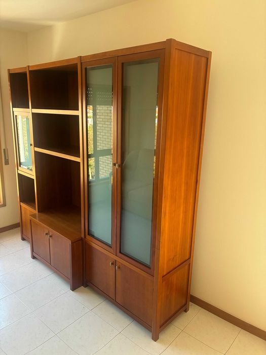 Móvel de sala em madeira de cerejeira com vitrinas de vidro
