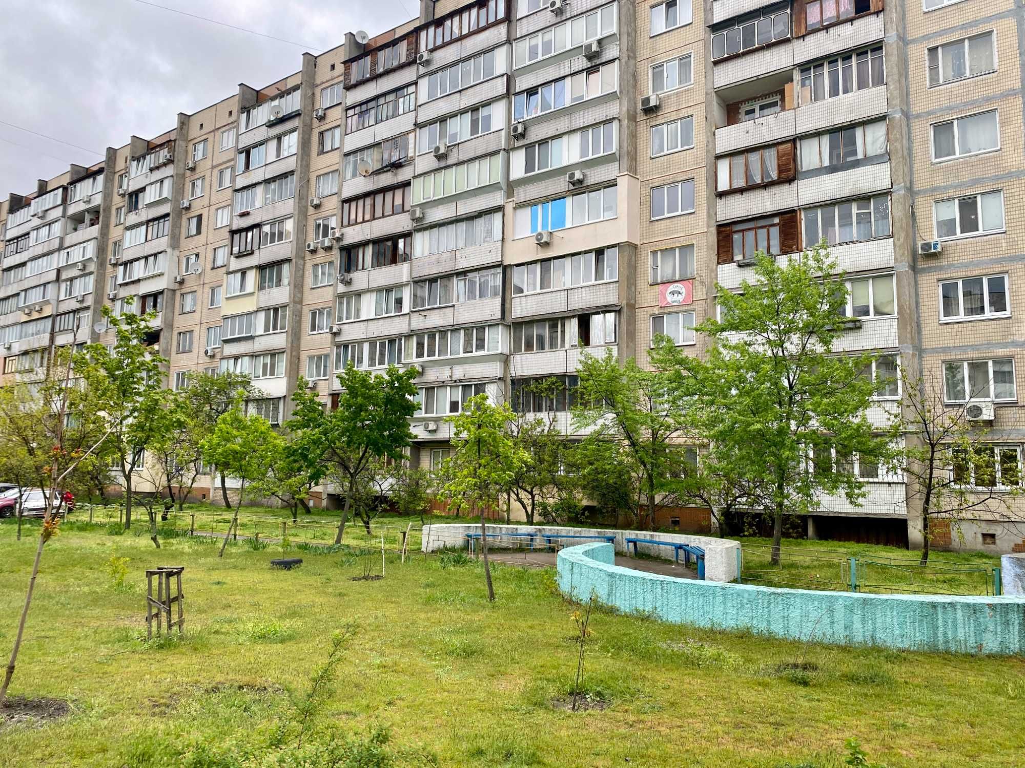 Продаж 1-кімн. квартири (37 м2) вул. Героїв Дніпра 75 - ст. метро 800м