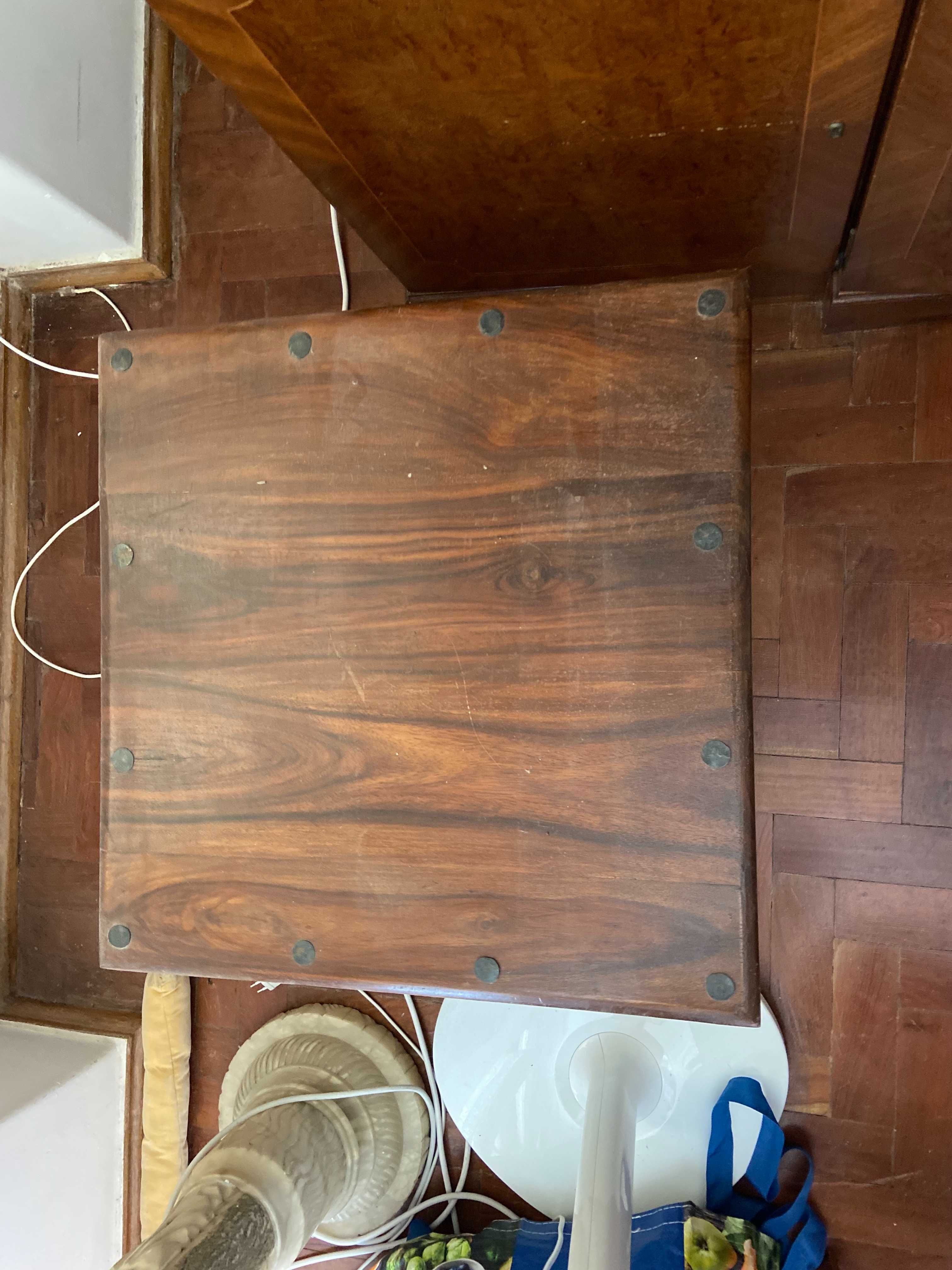 Mesa retangular em madeira, decorativa, sala