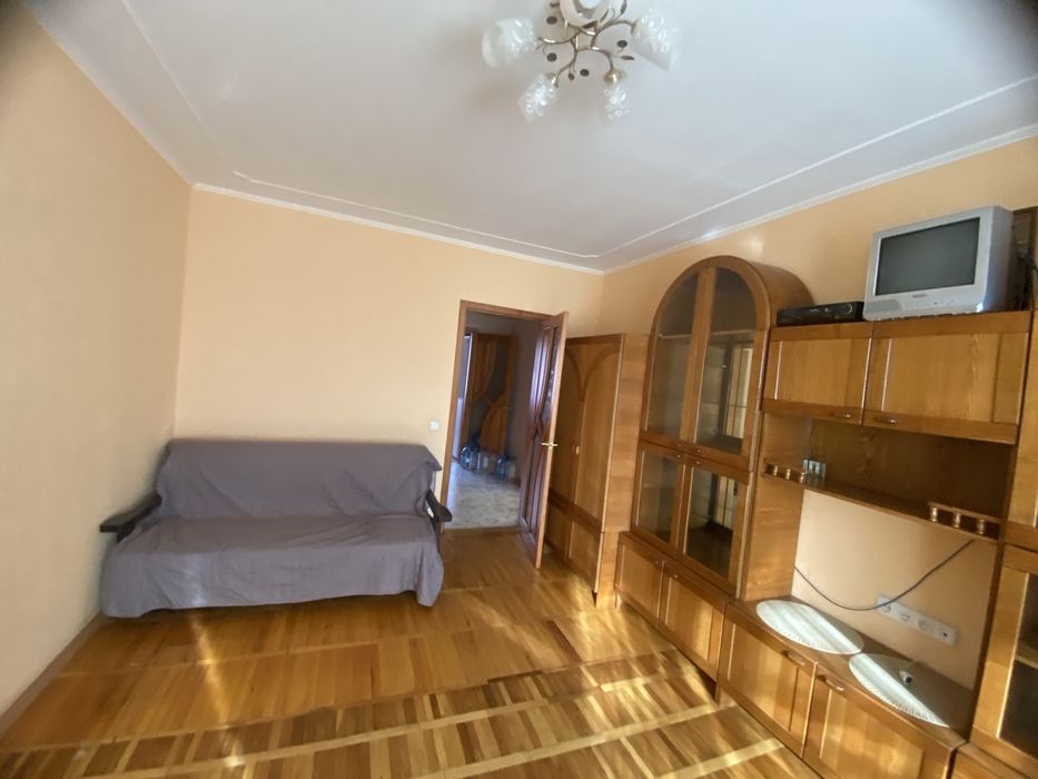 Продам 2-х кімнатну квартиру з меблями, технікою, гаражом