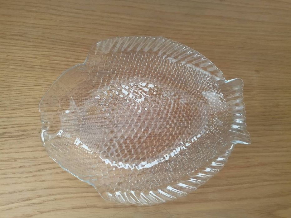 Naczynie w kształcie rybki 25x20,cm, stan bardzo dobry, dwie sztuki