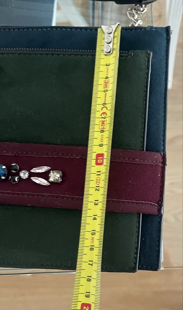 Clutch com pedras em 2 tons de verde