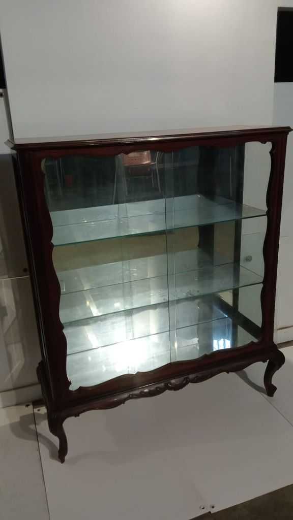 Cristaleira estilo Luís XV em mogno claro com 2 prateleiras em vidro.