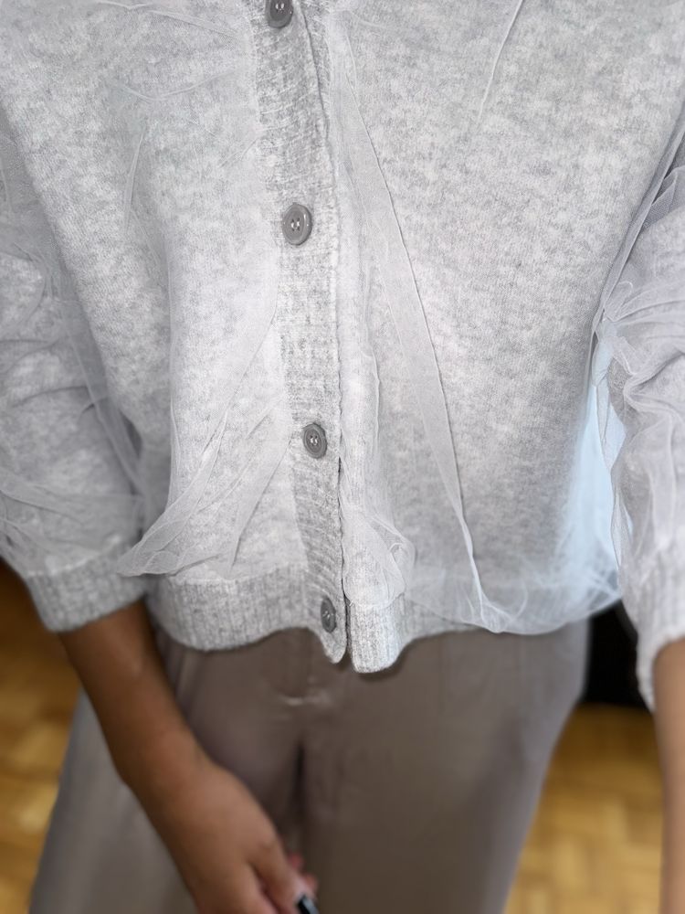 Zara szary kardigan sweter z bialym tiulem tiul powlekany guziki M