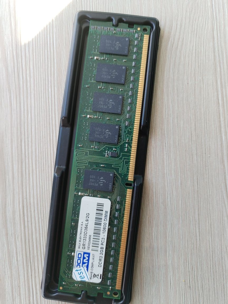 оперативна пам'ять DDR3 в наявності дві плашки по 2гб