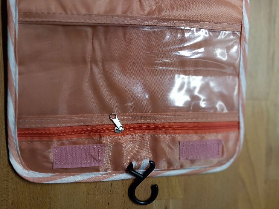 Damska różowa kosmetyczka podróżna paski z wieszaczkiem