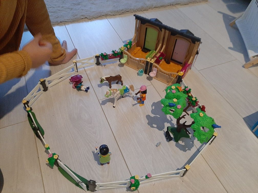 Stadnina koni playmobil 211 elementów