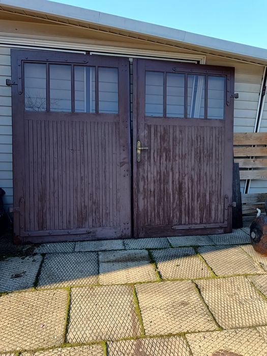 Drzwi do garażu drewniane dwuskrzydłowe