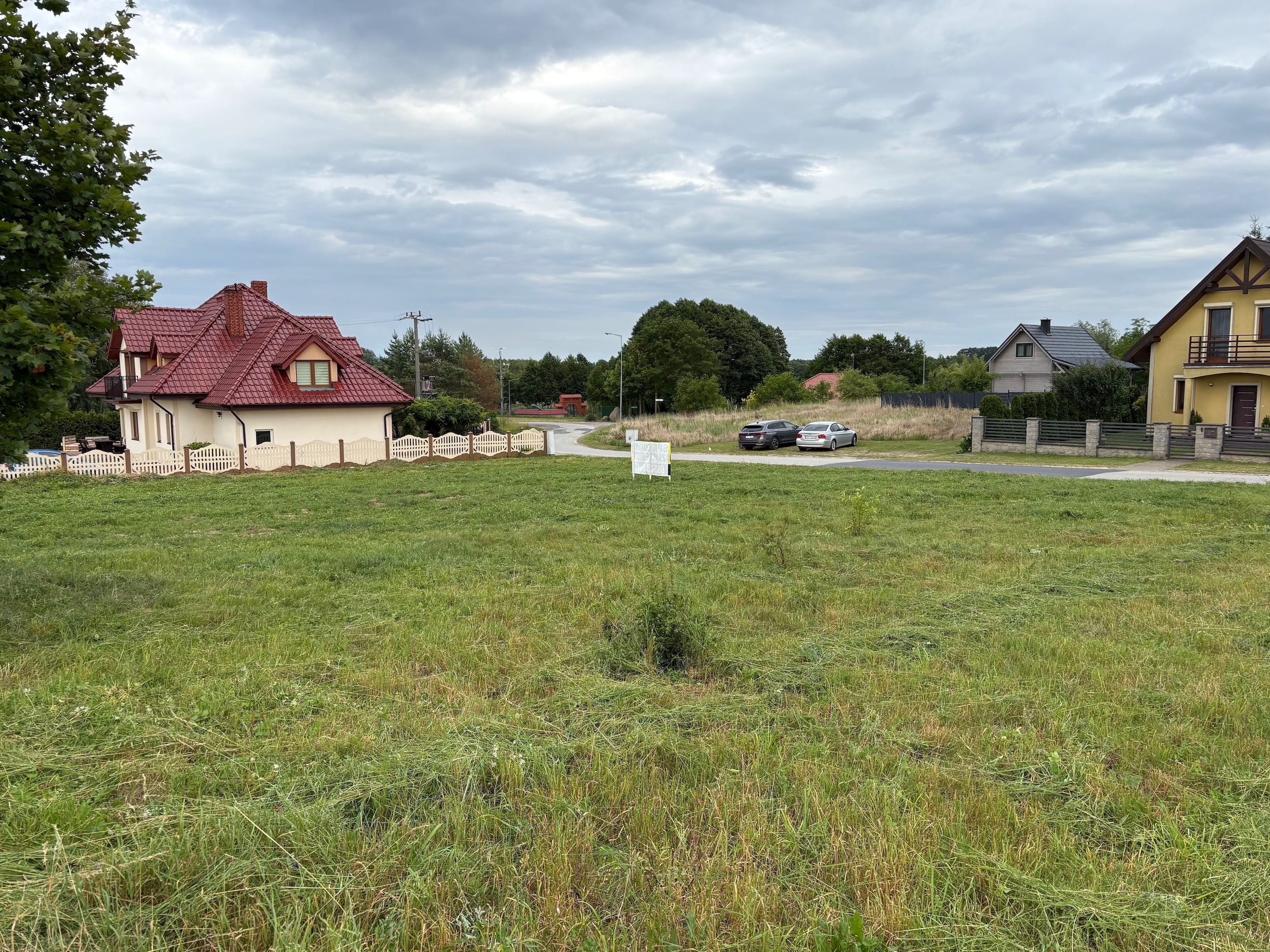 Sprzedam działkę budowlaną nad jeziorem 1260.m.