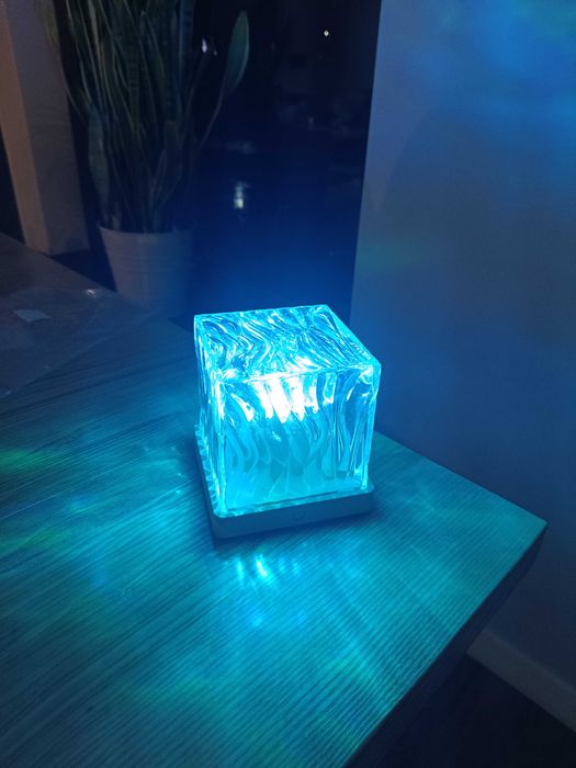 Lampka nocna różne kolory pracy z pilotem