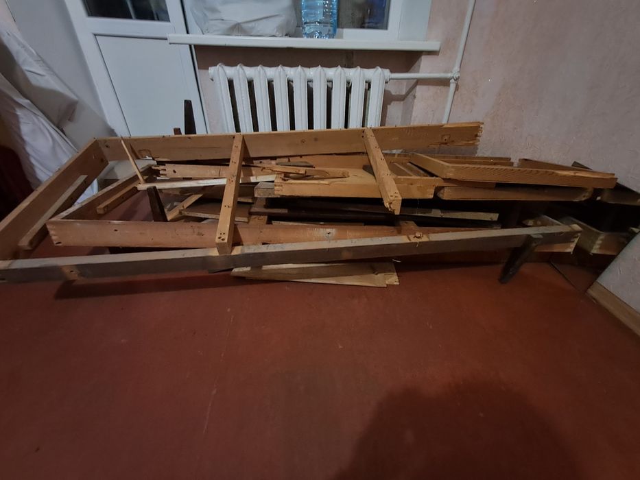 Віддаємо залишки диванів на дрова